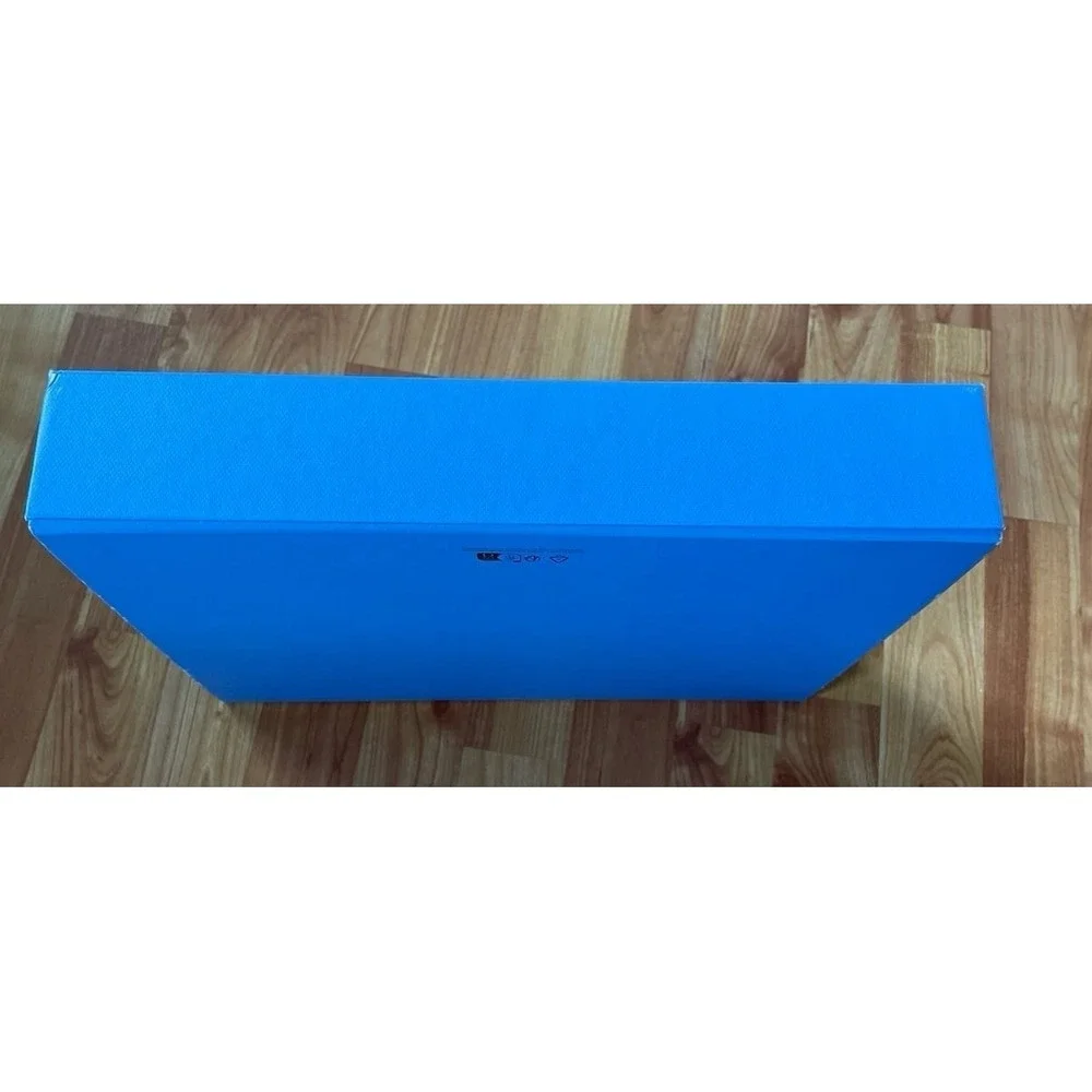Saniya's empty box with magnet‎ lid